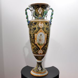 Grande vaso con anse a forma di putto reggifestone